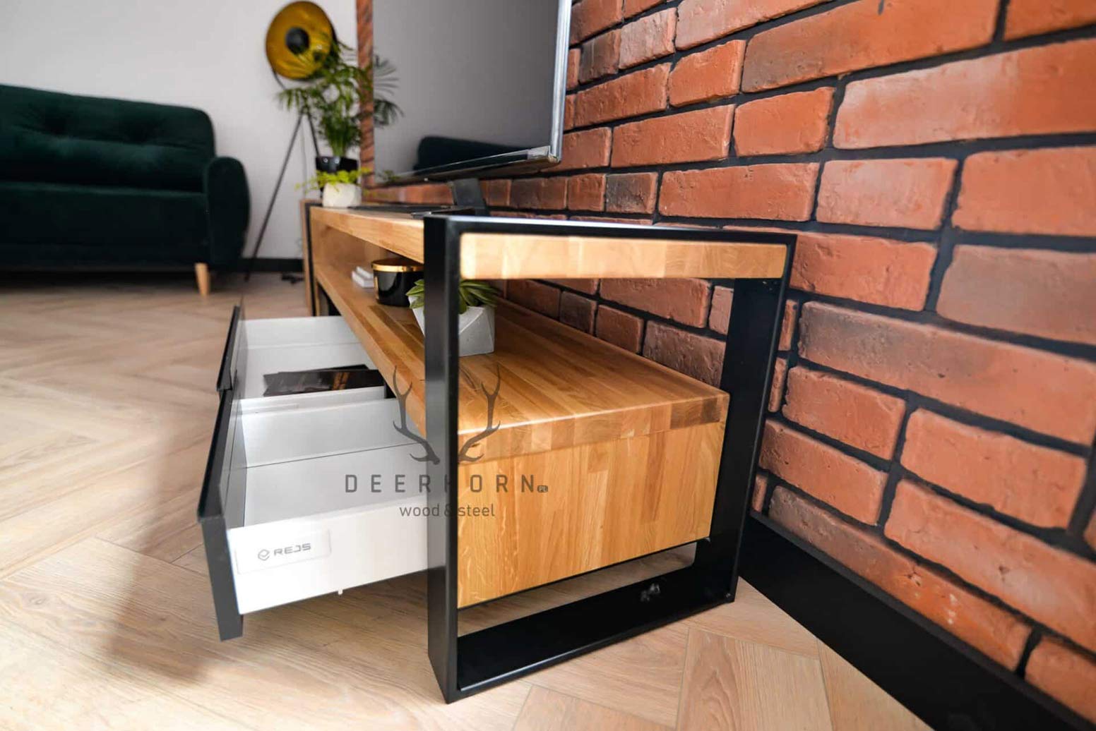 Loft RTV Schrank aus Holz und Metall. Griffe aus Aluminium.