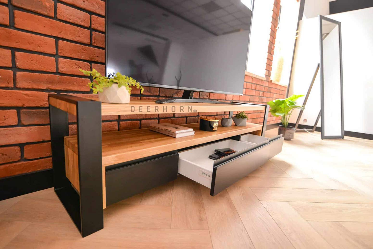 Loft RTV Schrank aus Holz und Metall. Griffe aus Aluminium.