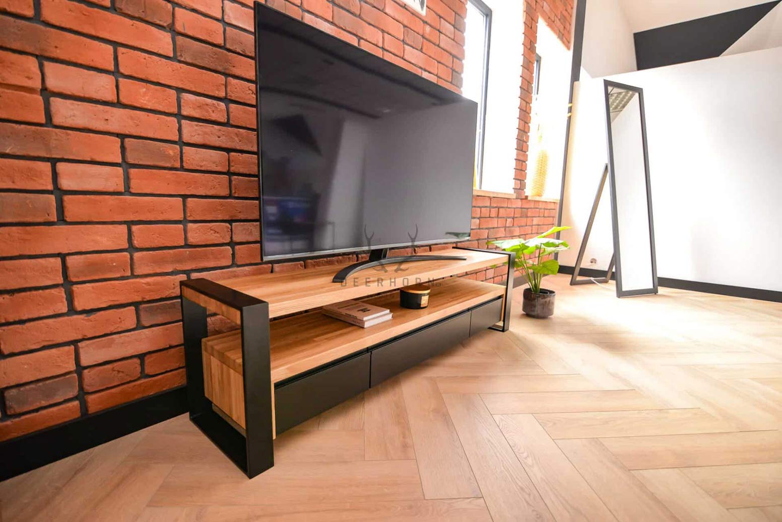 Loft RTV Schrank aus Holz und Metall. Griffe aus Aluminium.