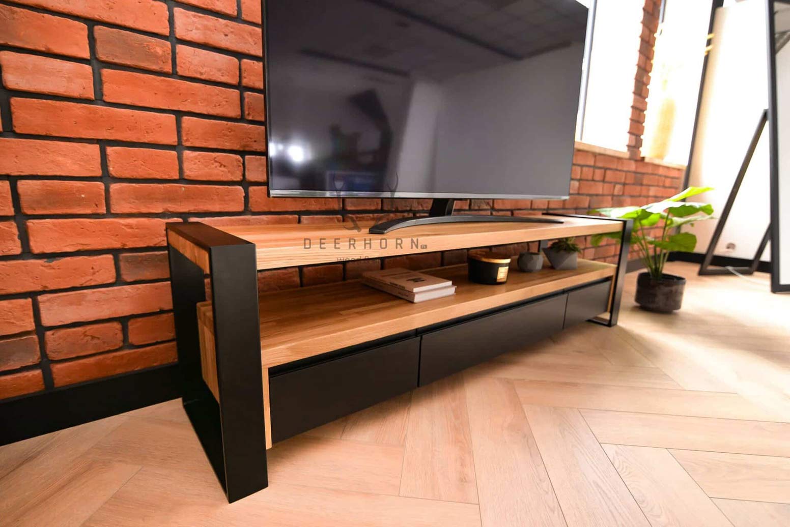 Loft RTV Schrank aus Holz und Metall. Griffe aus Aluminium.