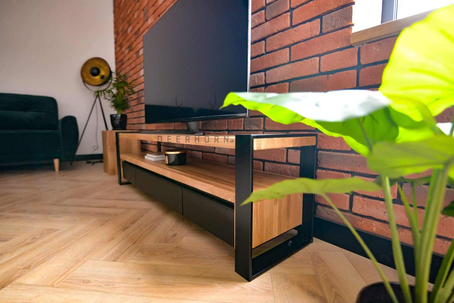 Loft RTV Schrank aus Holz und Metall. Griffe aus Aluminium.