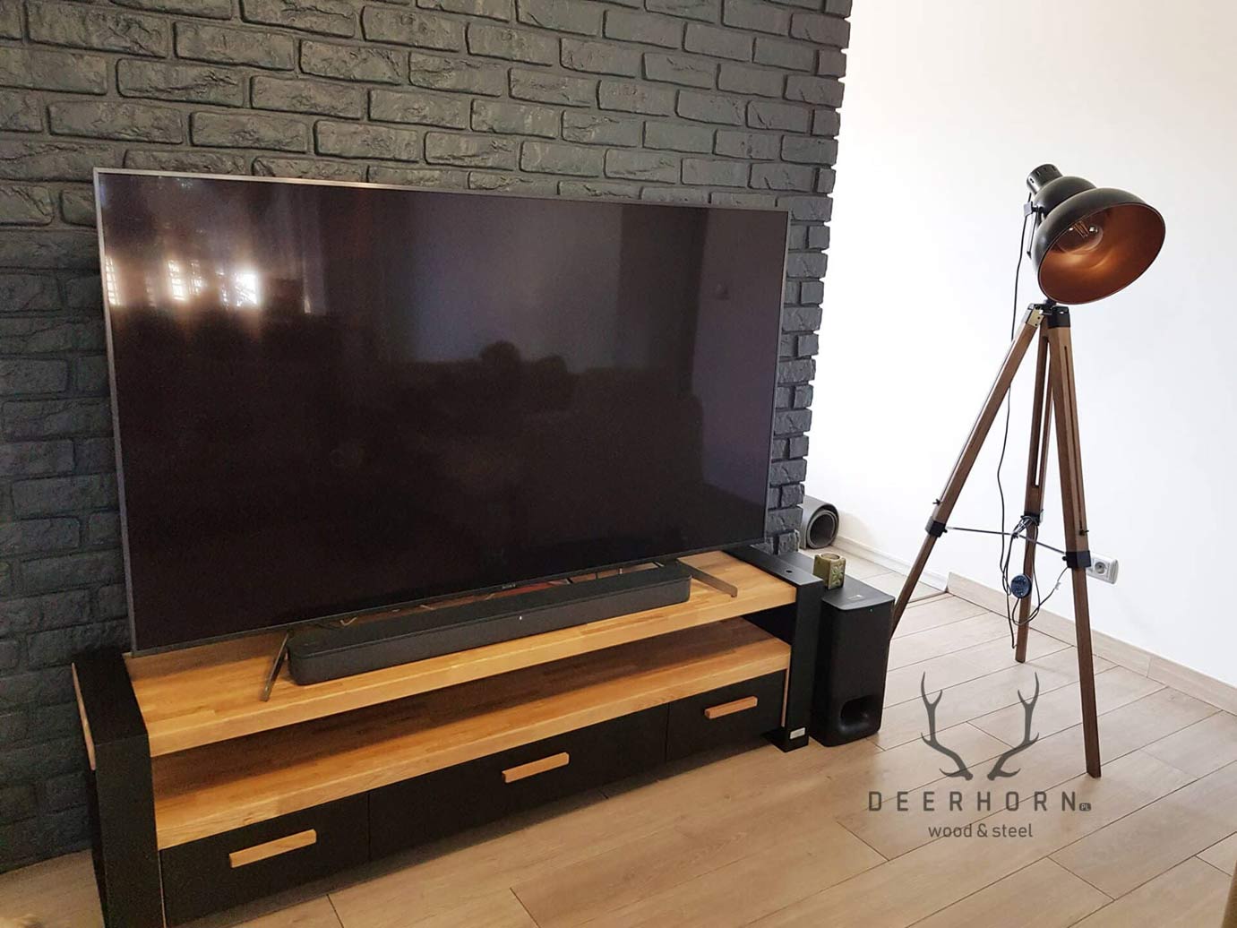 Moderner RTV-Schrank mit Schubladen aus Holz und Metall