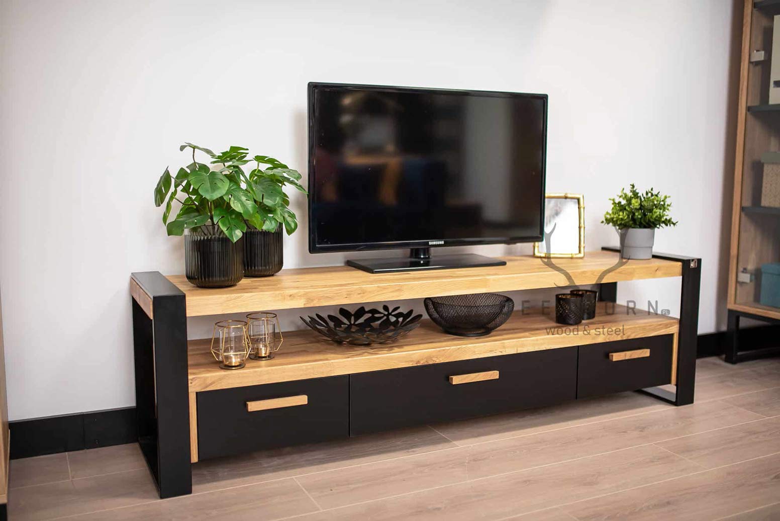 Moderner RTV-Schrank mit Schubladen aus Holz und Metall