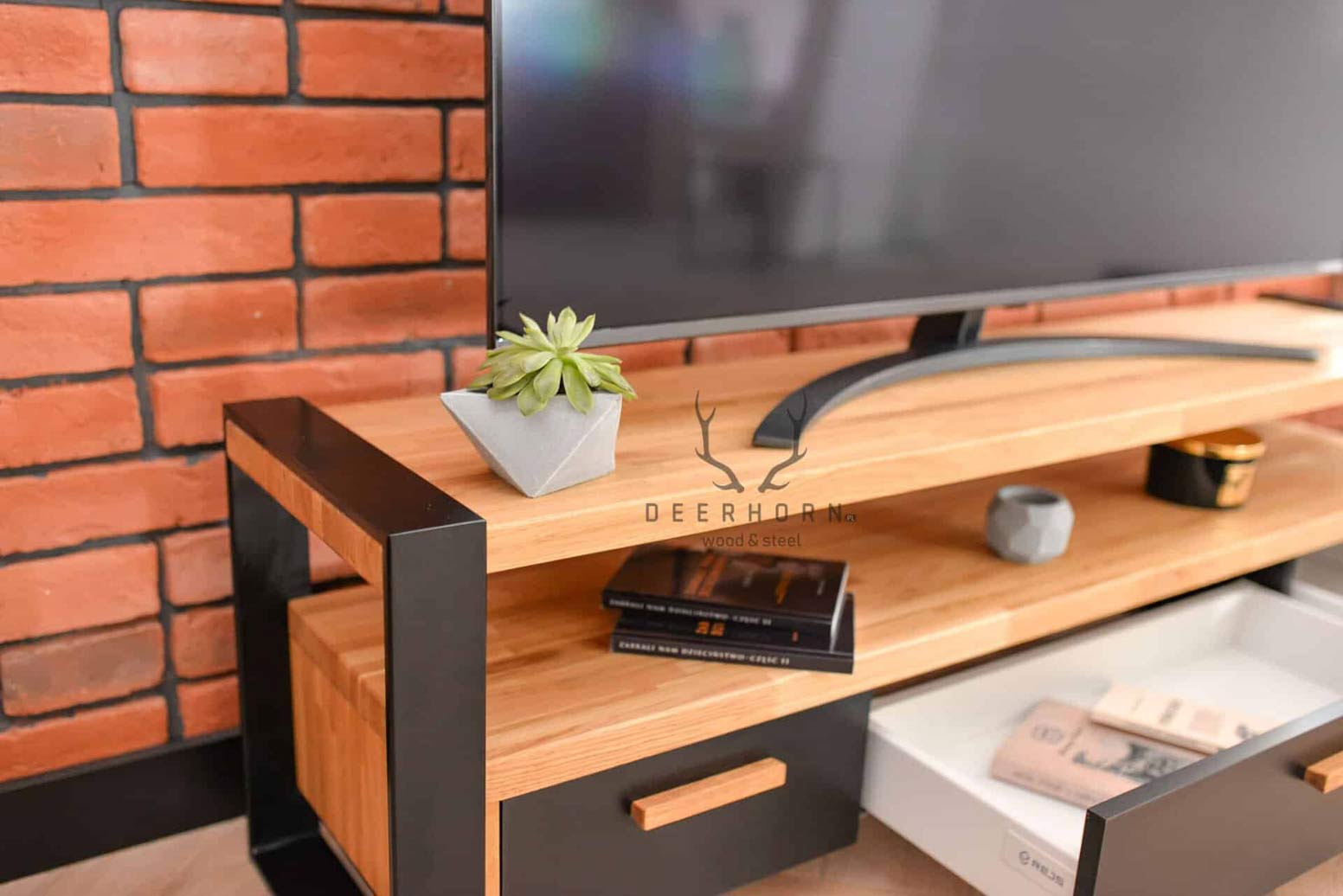 Moderner RTV-Schrank mit Schubladen aus Holz und Metall
