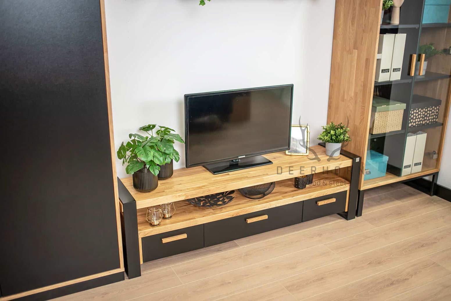 Moderner RTV-Schrank mit Schubladen aus Holz und Metall