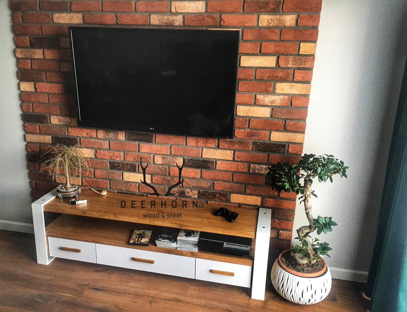 Moderner RTV-Schrank mit Schubladen aus Holz und Metall