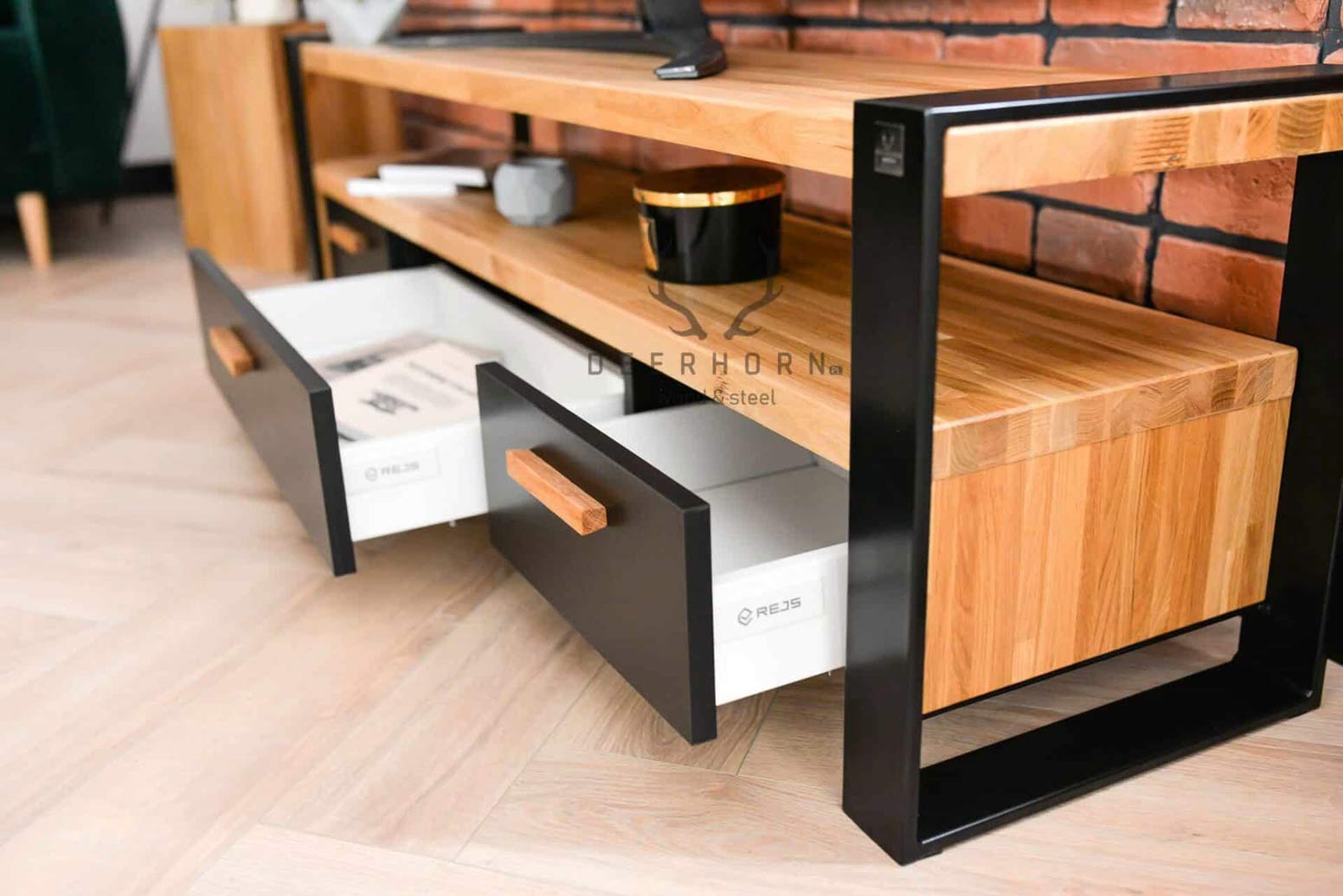 Moderner RTV-Schrank mit Schubladen aus Holz und Metall