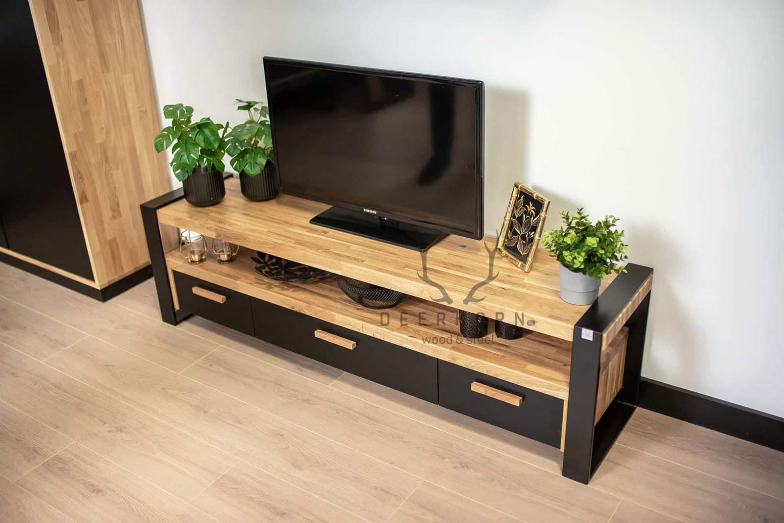 Moderner RTV-Schrank mit Schubladen aus Holz und Metall