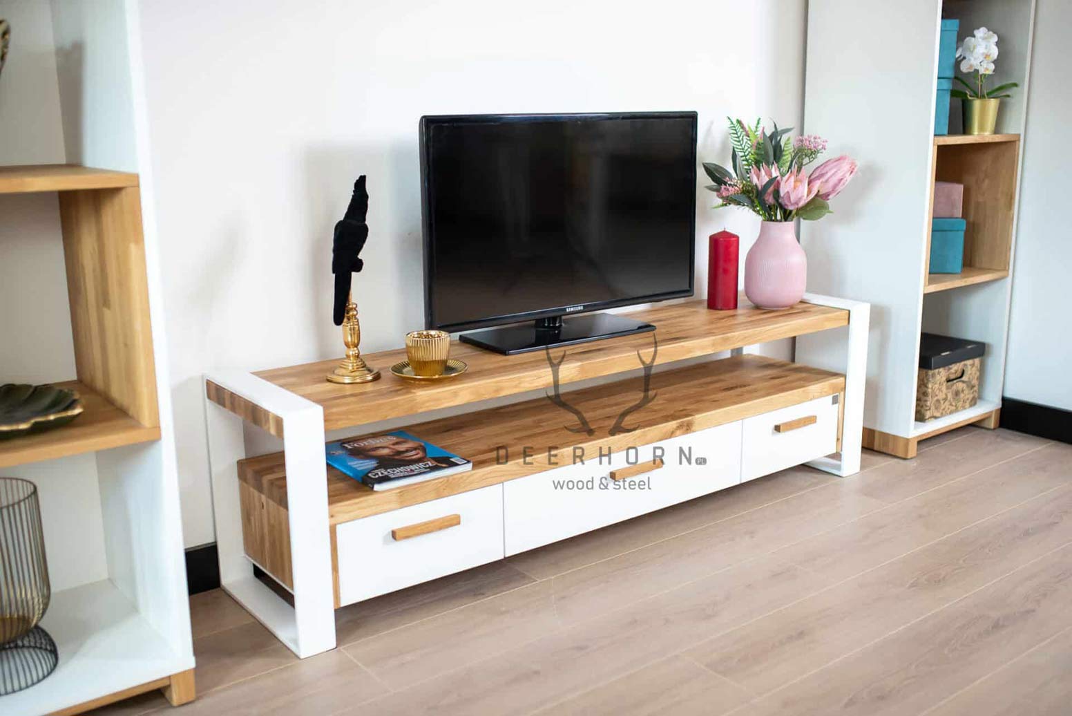 Weißer moderner RTV-Schrank mit Schubladen aus Holz und Metall