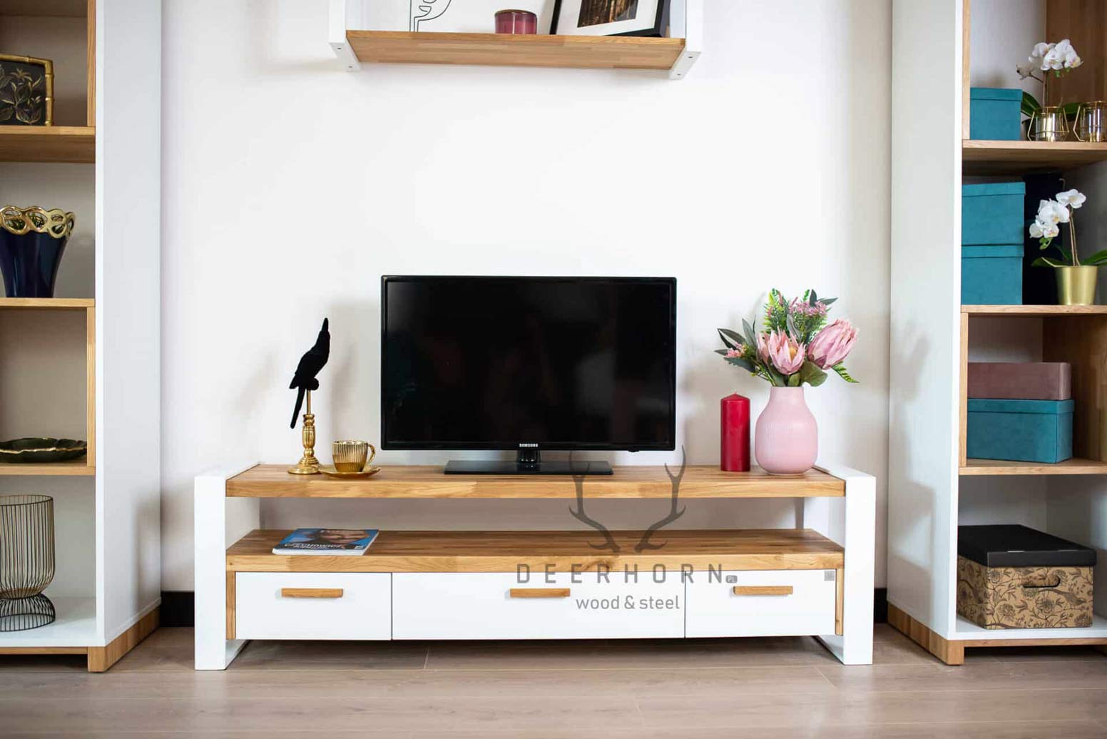 Weißer moderner RTV-Schrank mit Schubladen aus Holz und Metall
