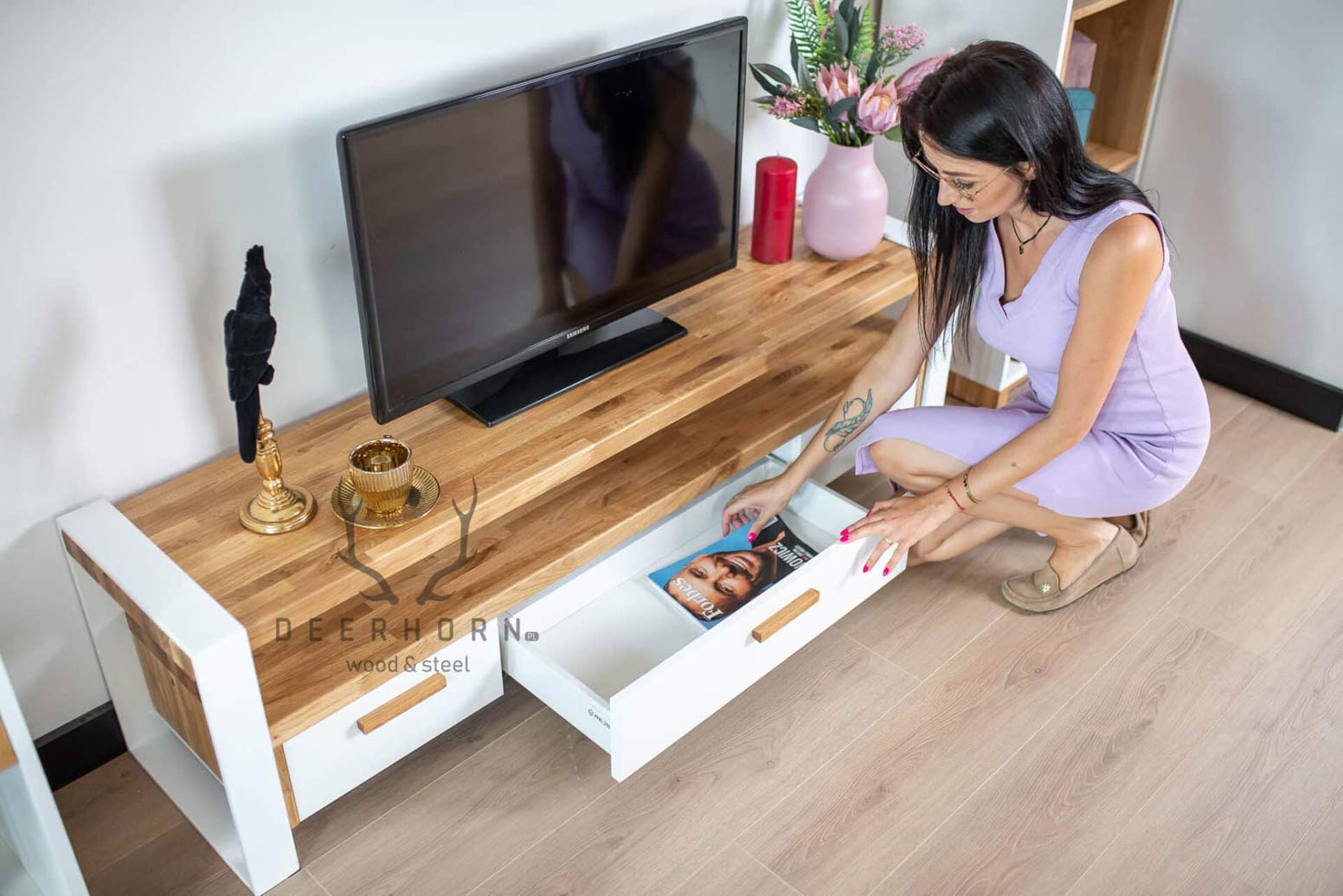 Weißer moderner RTV-Schrank mit Schubladen aus Holz und Metall