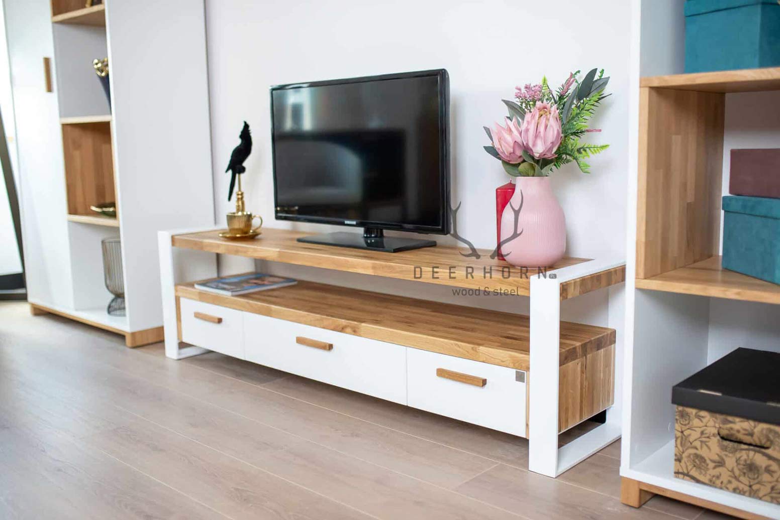 Weißer moderner RTV-Schrank mit Schubladen aus Holz und Metall