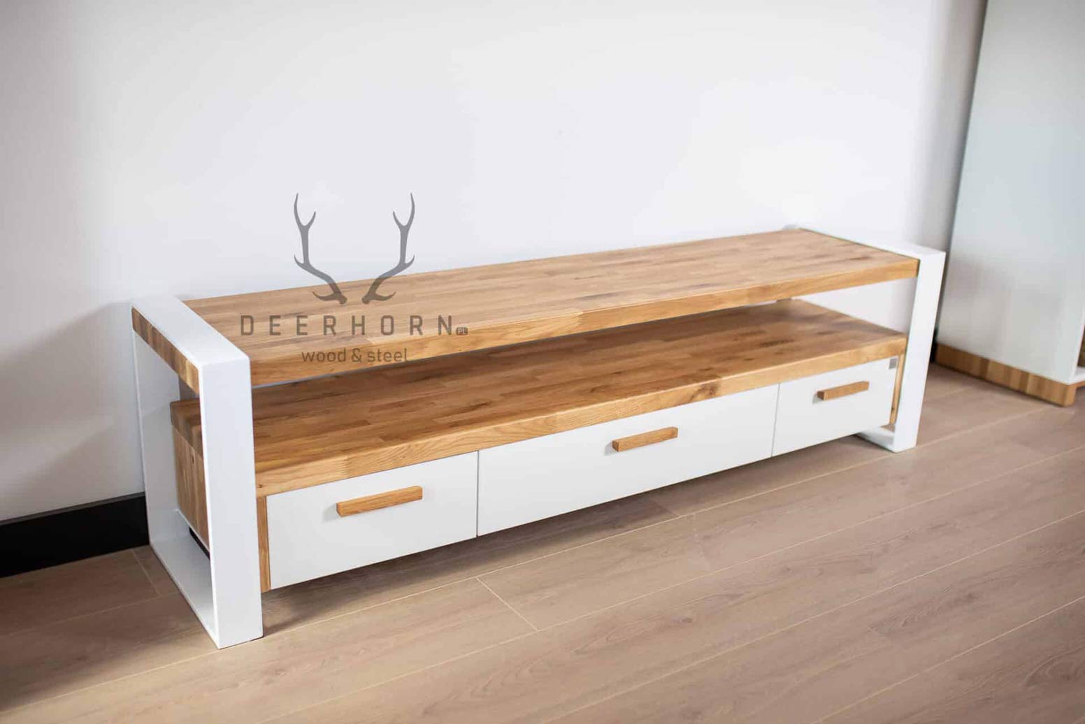Weißer moderner RTV-Schrank mit Schubladen aus Holz und Metall