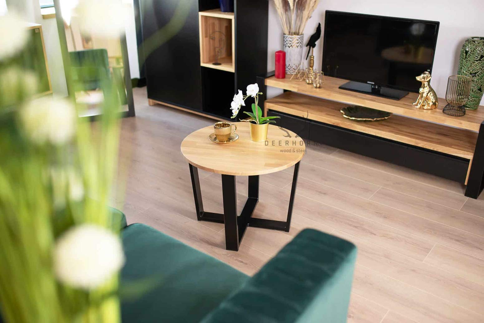 Runder Couchtisch mit Holzplatte
