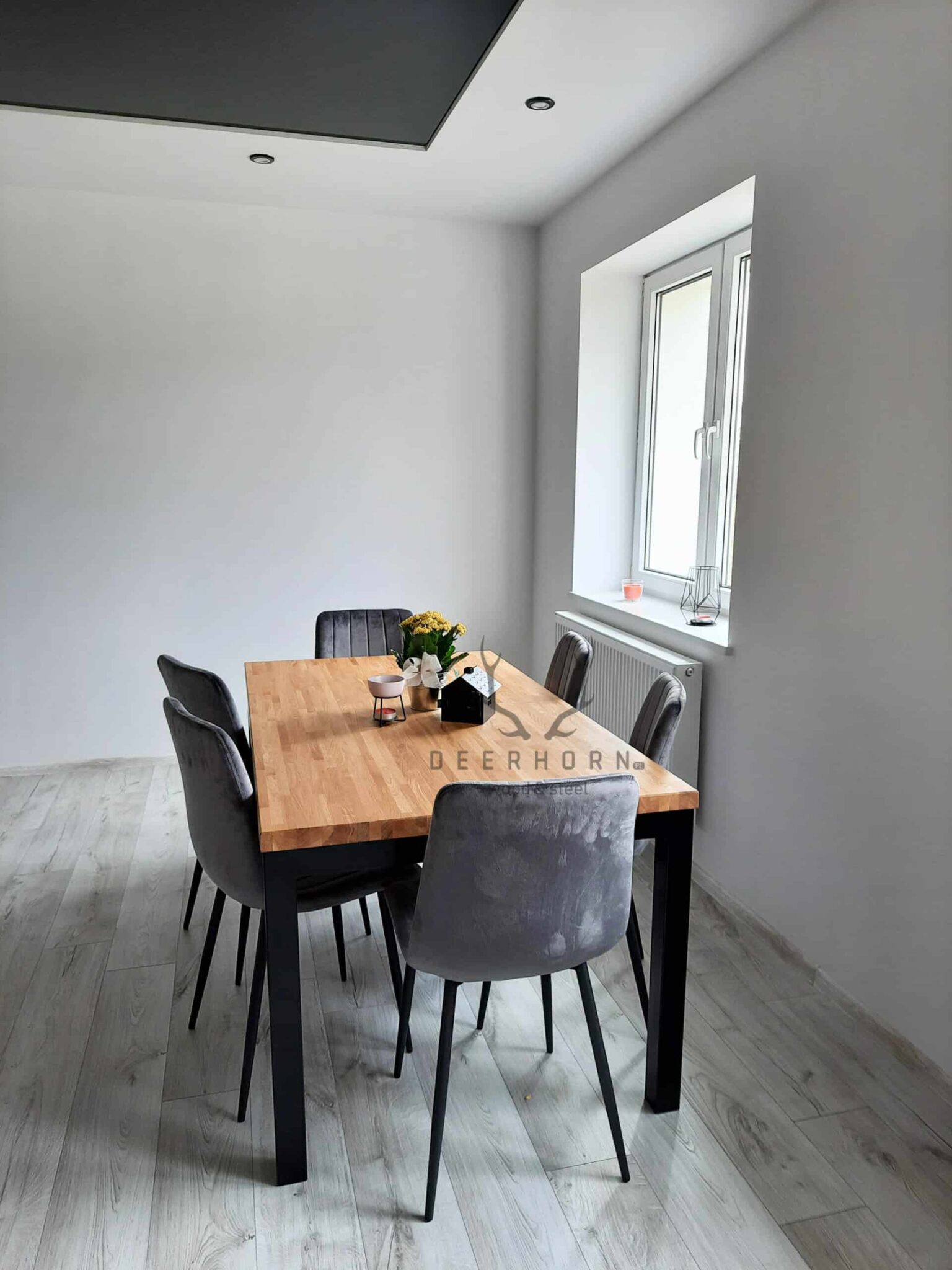 Klassischer Tisch mit Holzplatte