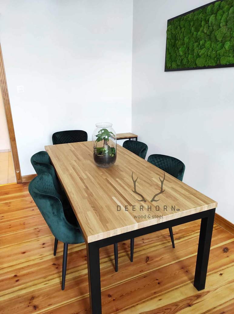 Klassischer Tisch mit Holzplatte