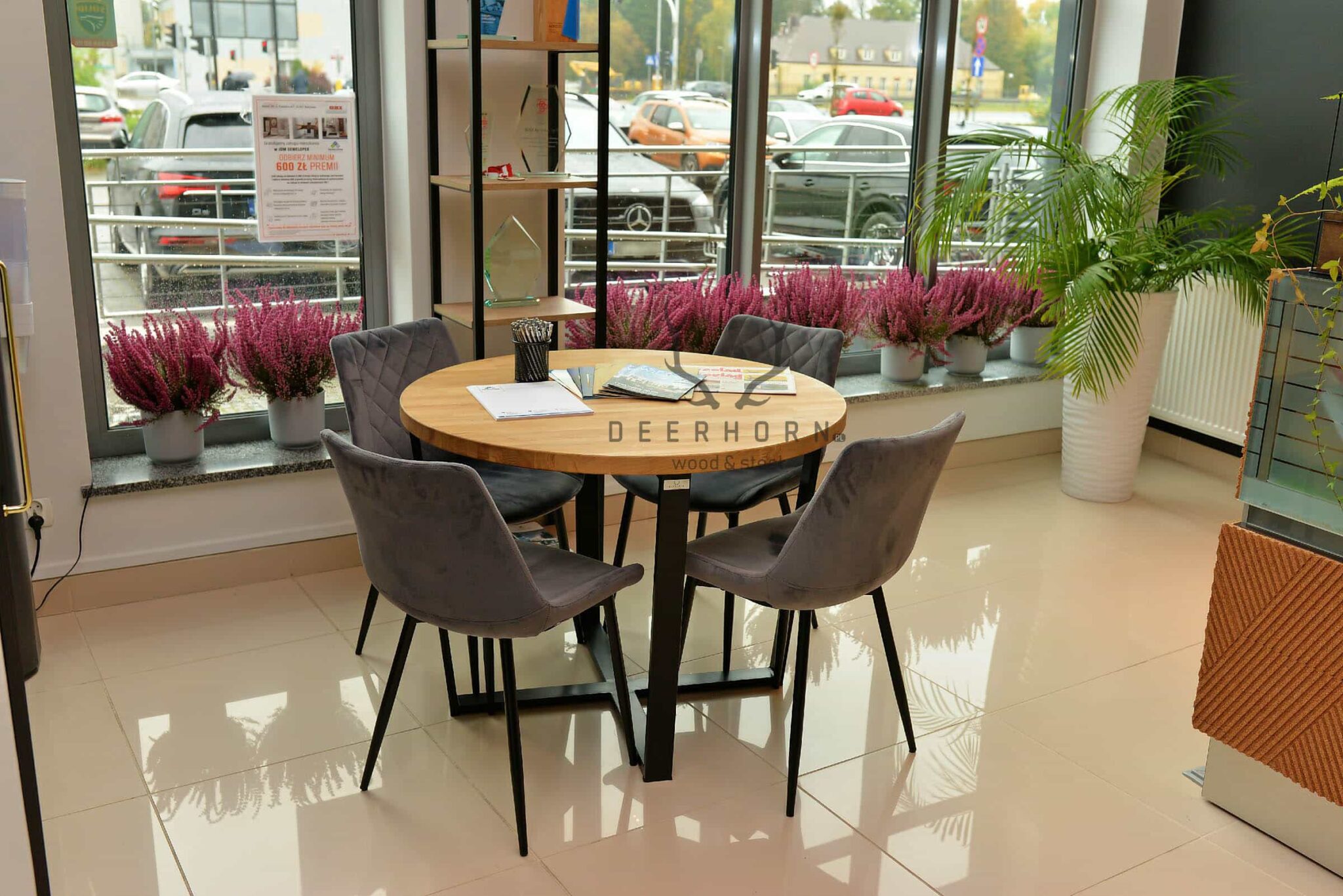 Runder Tisch mit Holzplatte. Durchmesser 100cm
