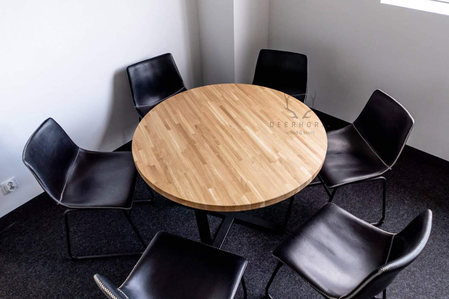 Runder Tisch mit Holzplatte. Durchmesser 100cm