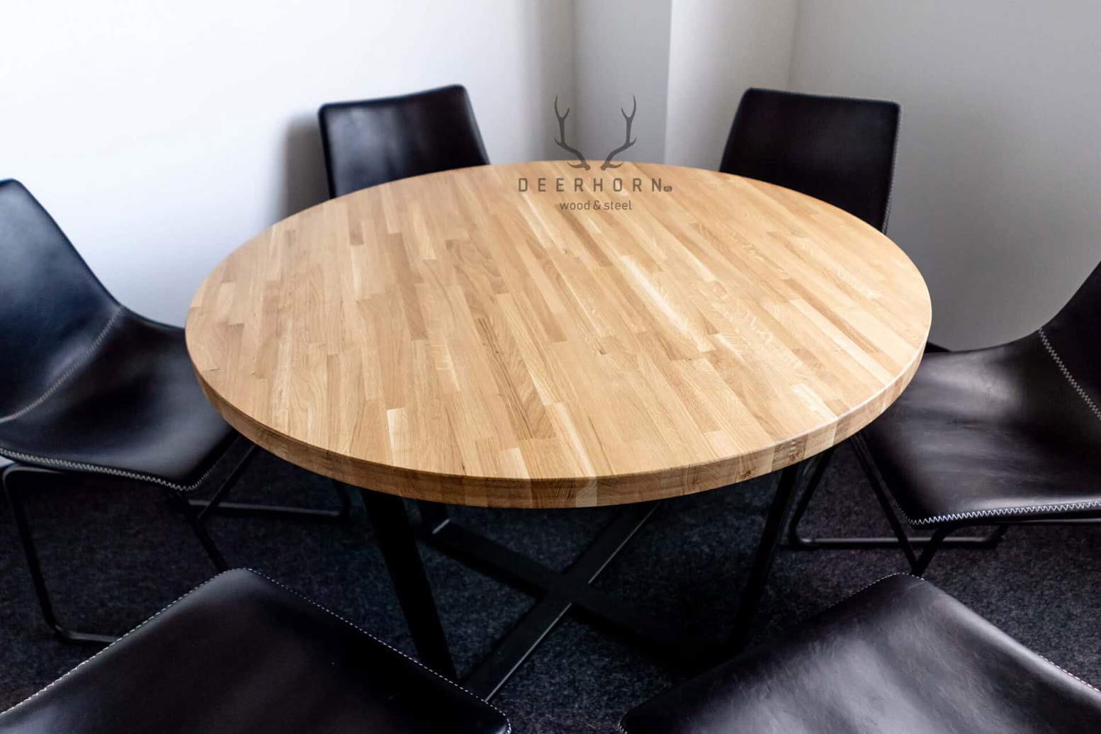 Runder Tisch mit Holzplatte. Durchmesser 100cm