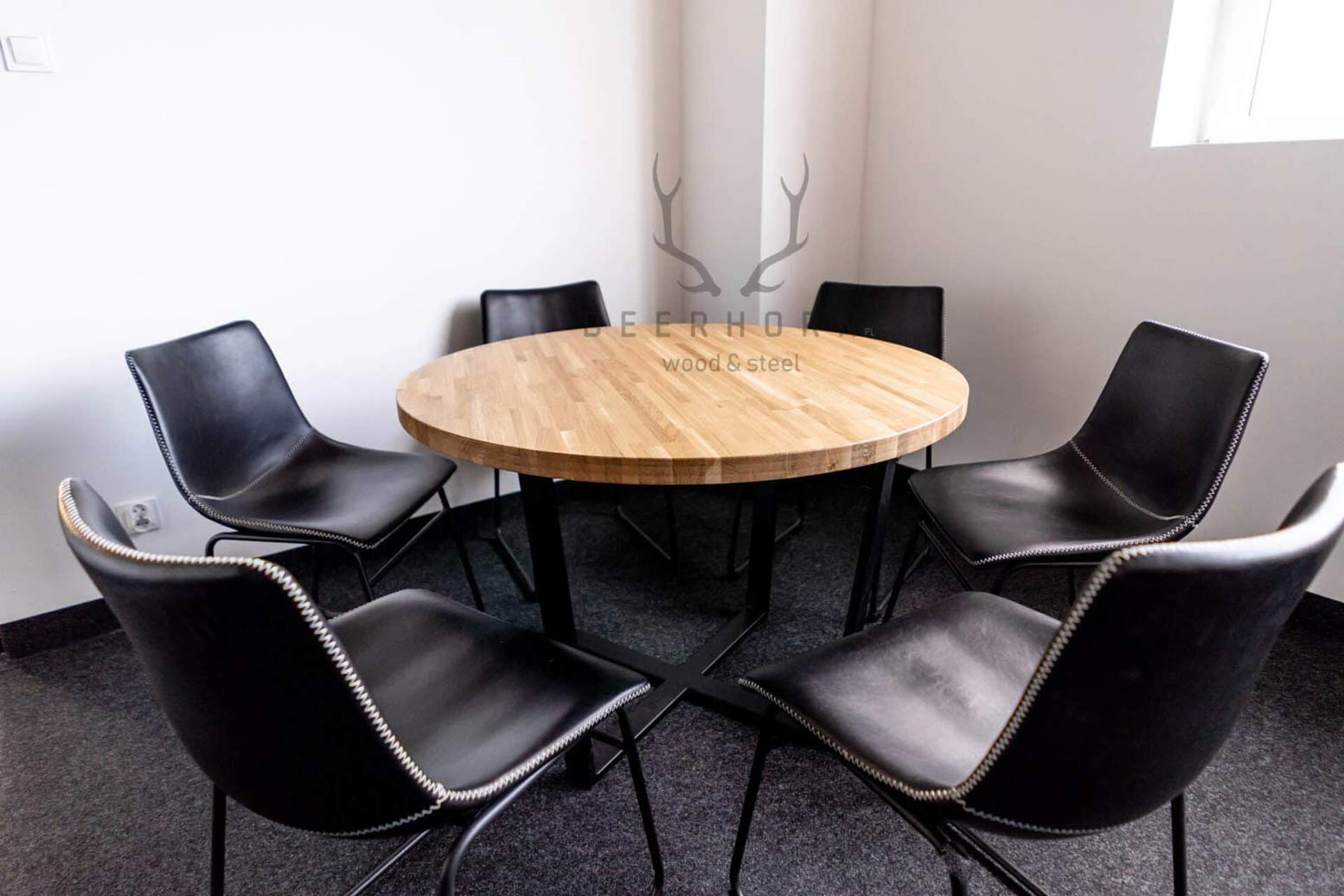 Runder Tisch mit Holzplatte. Durchmesser 100cm