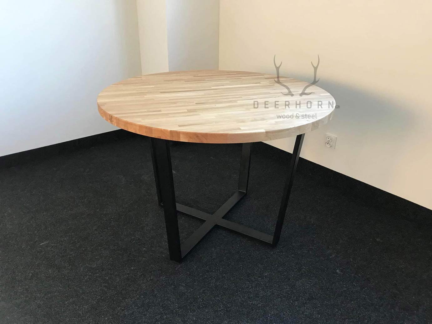 Runder Tisch mit Holzplatte. Durchmesser 100cm