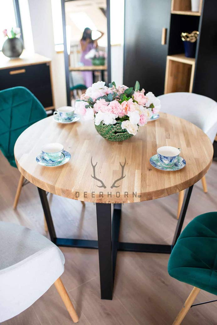 Runder Tisch mit Holzplatte. Durchmesser 100cm