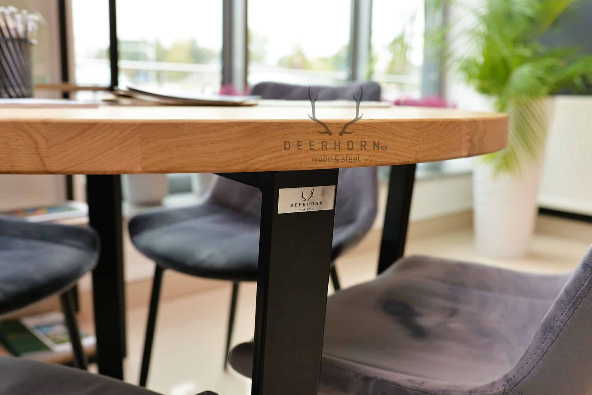 Runder Tisch mit Holzplatte. Durchmesser 100cm