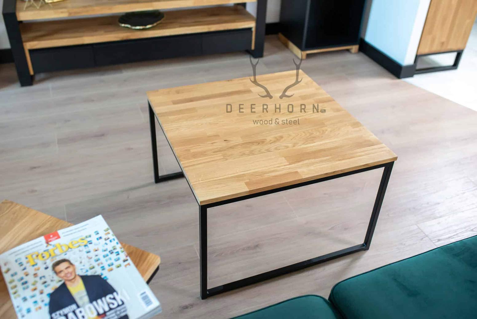 Couchtisch mit Holzplatte und Metallbeinen
