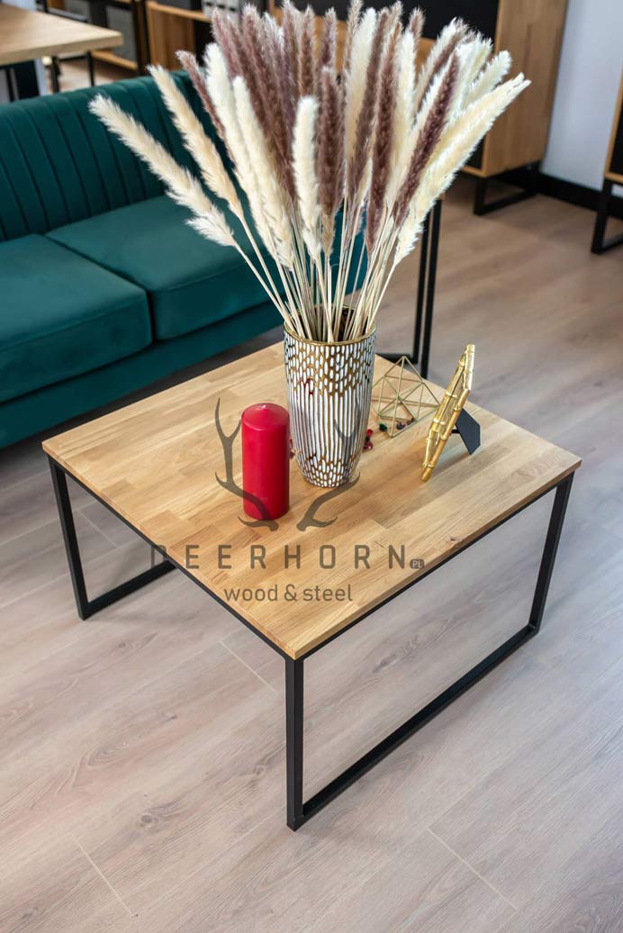 Couchtisch mit Holzplatte und Metallbeinen