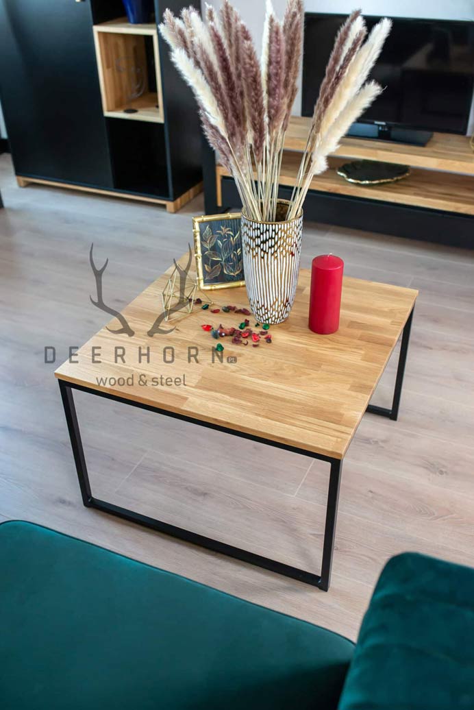 Couchtisch mit Holzplatte und Metallbeinen