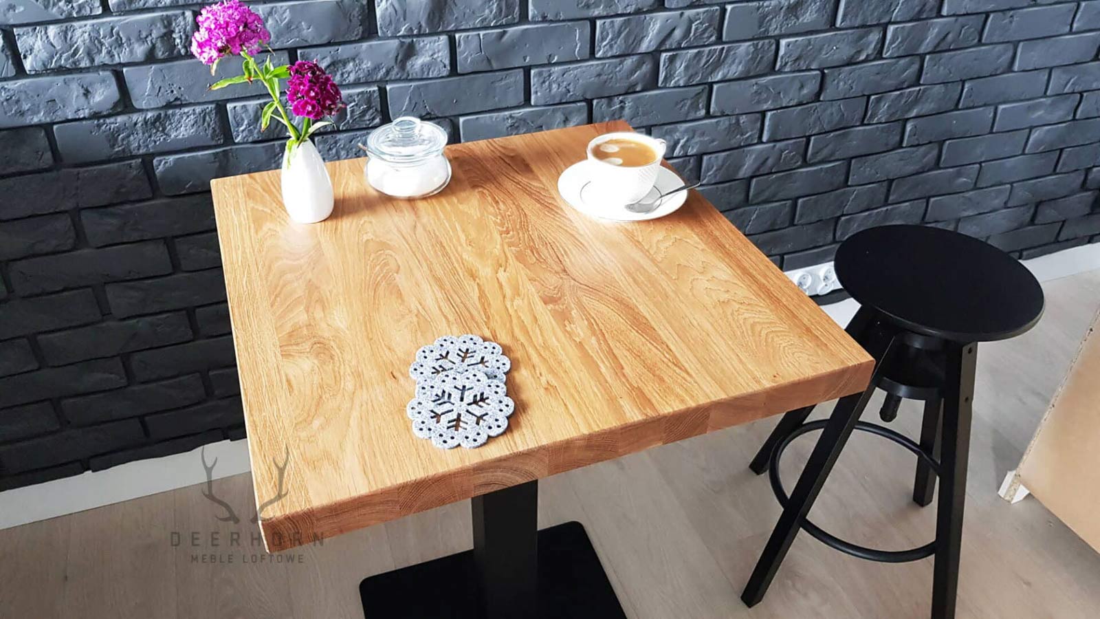 Cafétisch mit Holzplatte auf einem Bein