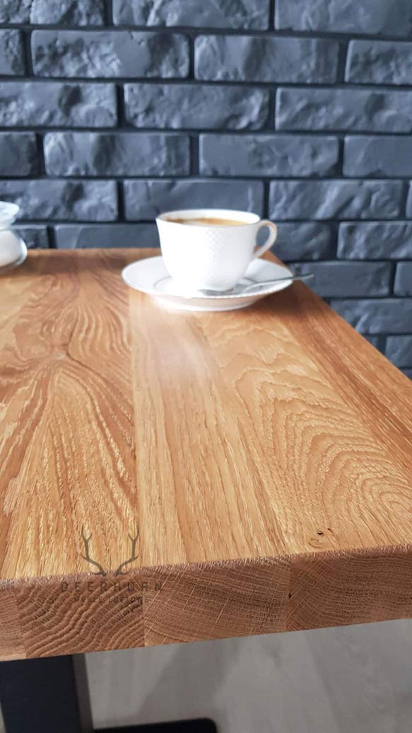 Cafétisch mit Holzplatte auf einem Bein