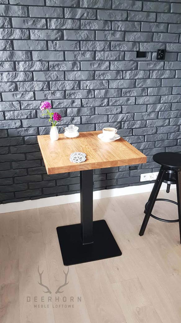 Cafétisch mit Holzplatte auf einem Bein