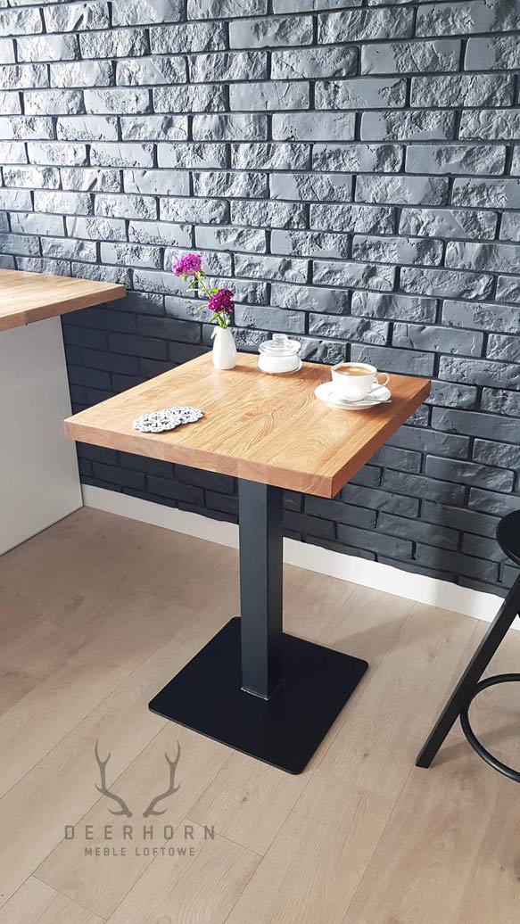 Cafétisch mit Holzplatte auf einem Bein