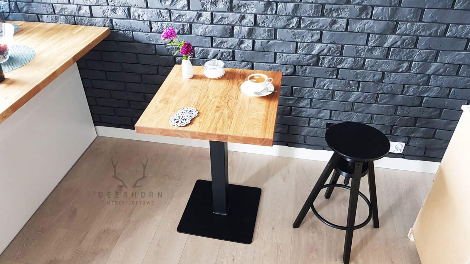 Cafétisch mit Holzplatte auf einem Bein