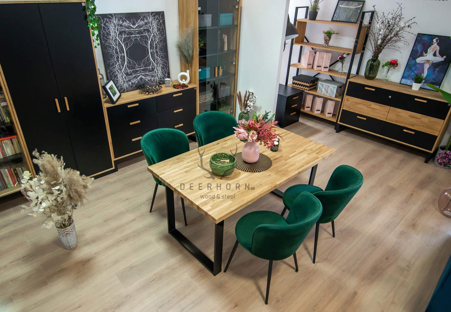 Loft, industrieller Tisch aus Holz und Metall