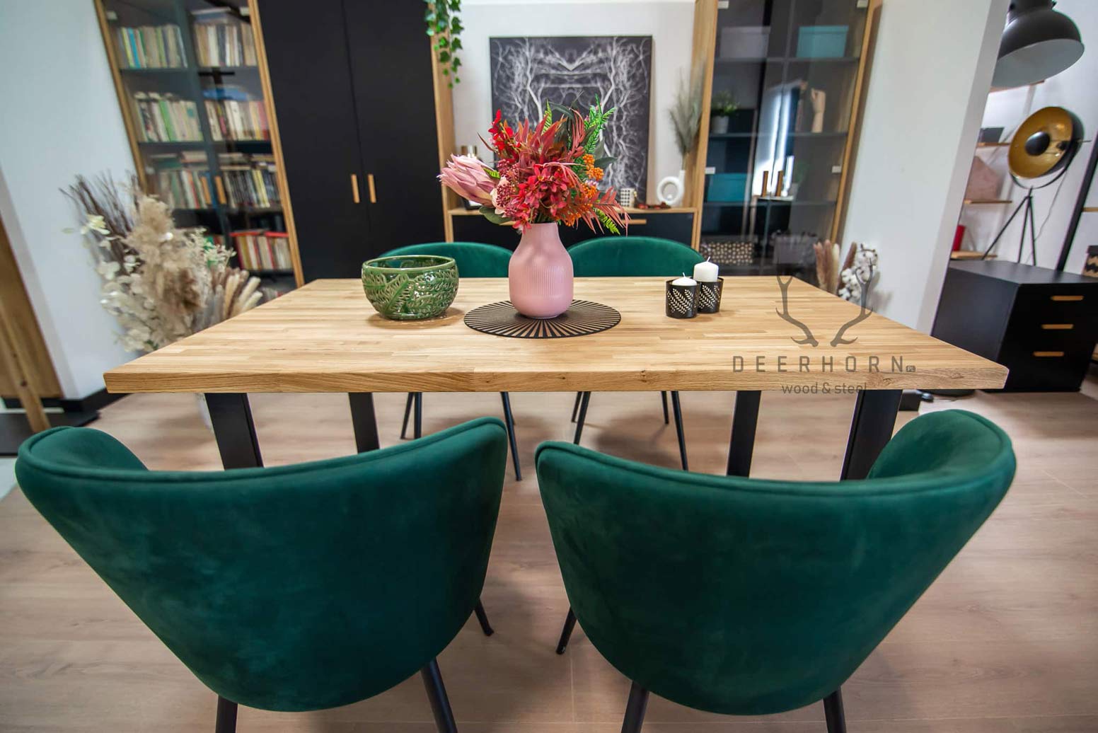 Loft, industrieller Tisch aus Holz und Metall