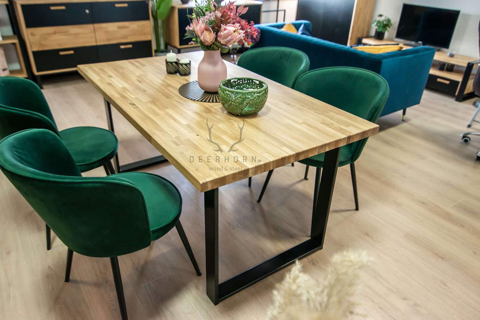 Loft, industrieller Tisch aus Holz und Metall