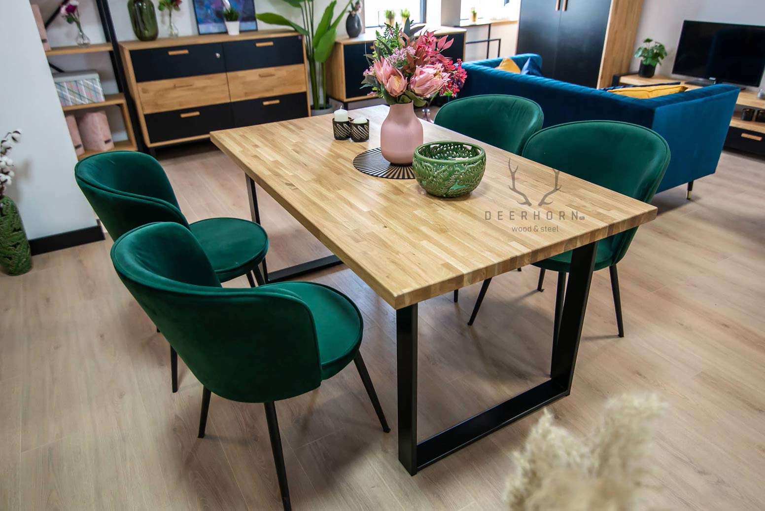 Loft, industrieller Tisch aus Holz und Metall