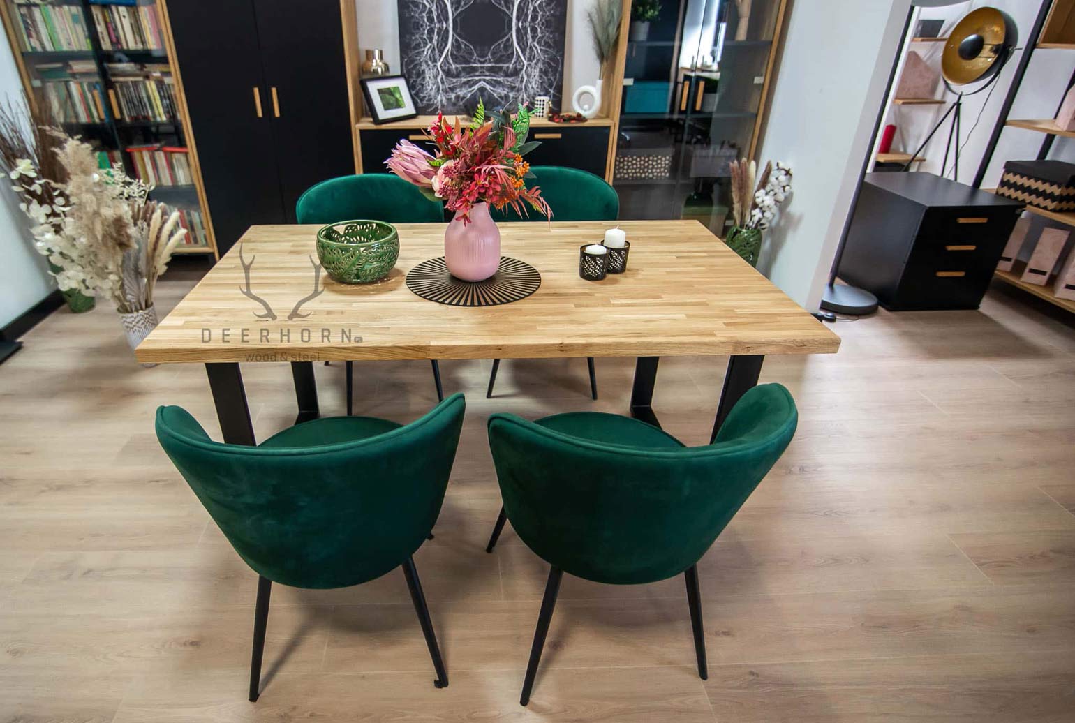 Loft, industrieller Tisch aus Holz und Metall