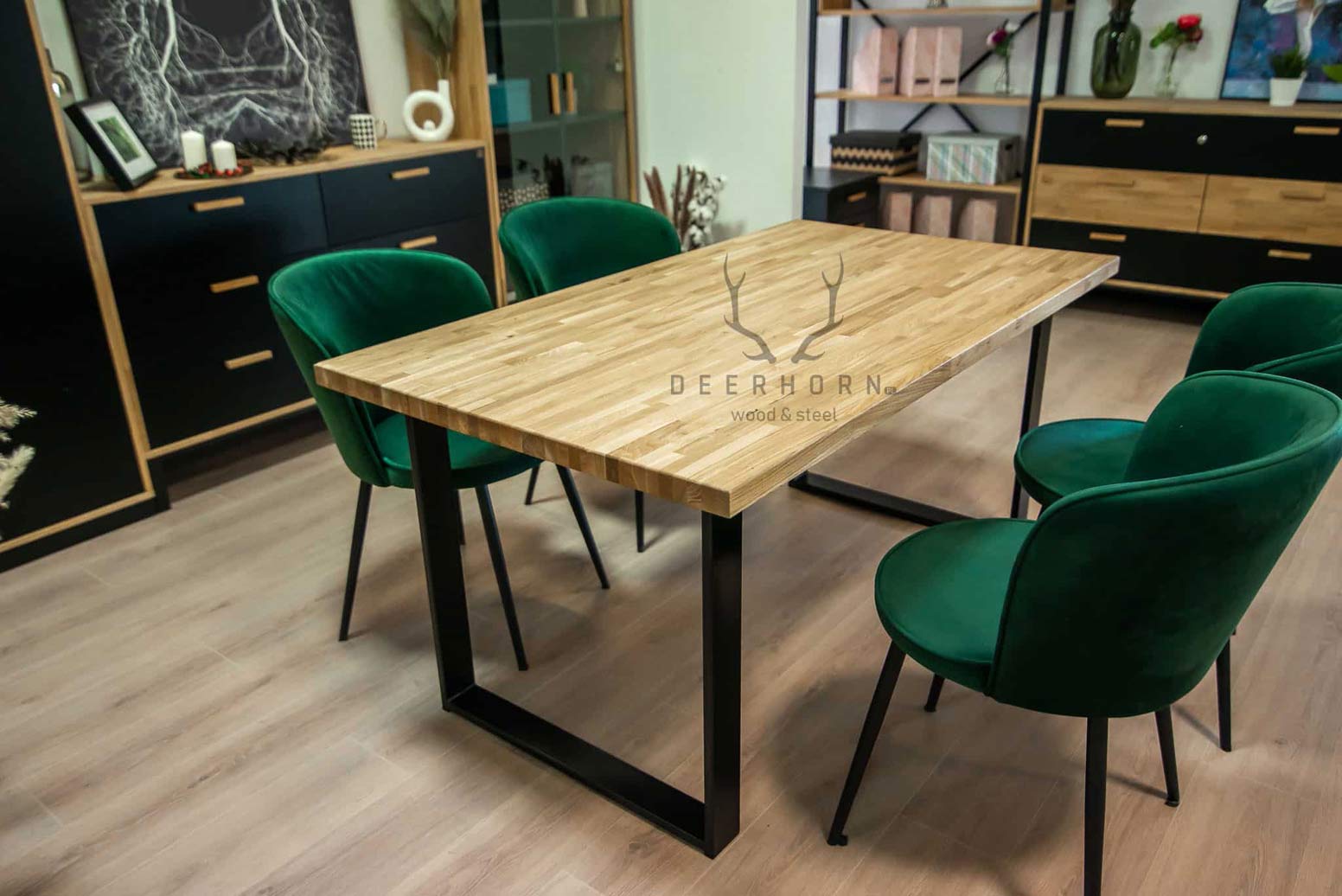 Loft, industrieller Tisch aus Holz und Metall