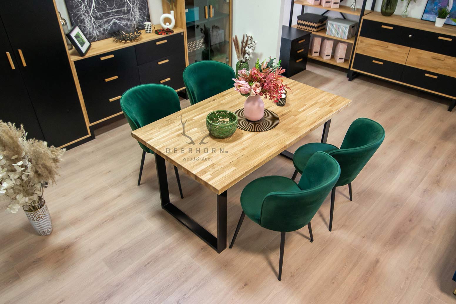 Loft, industrieller Tisch aus Holz und Metall
