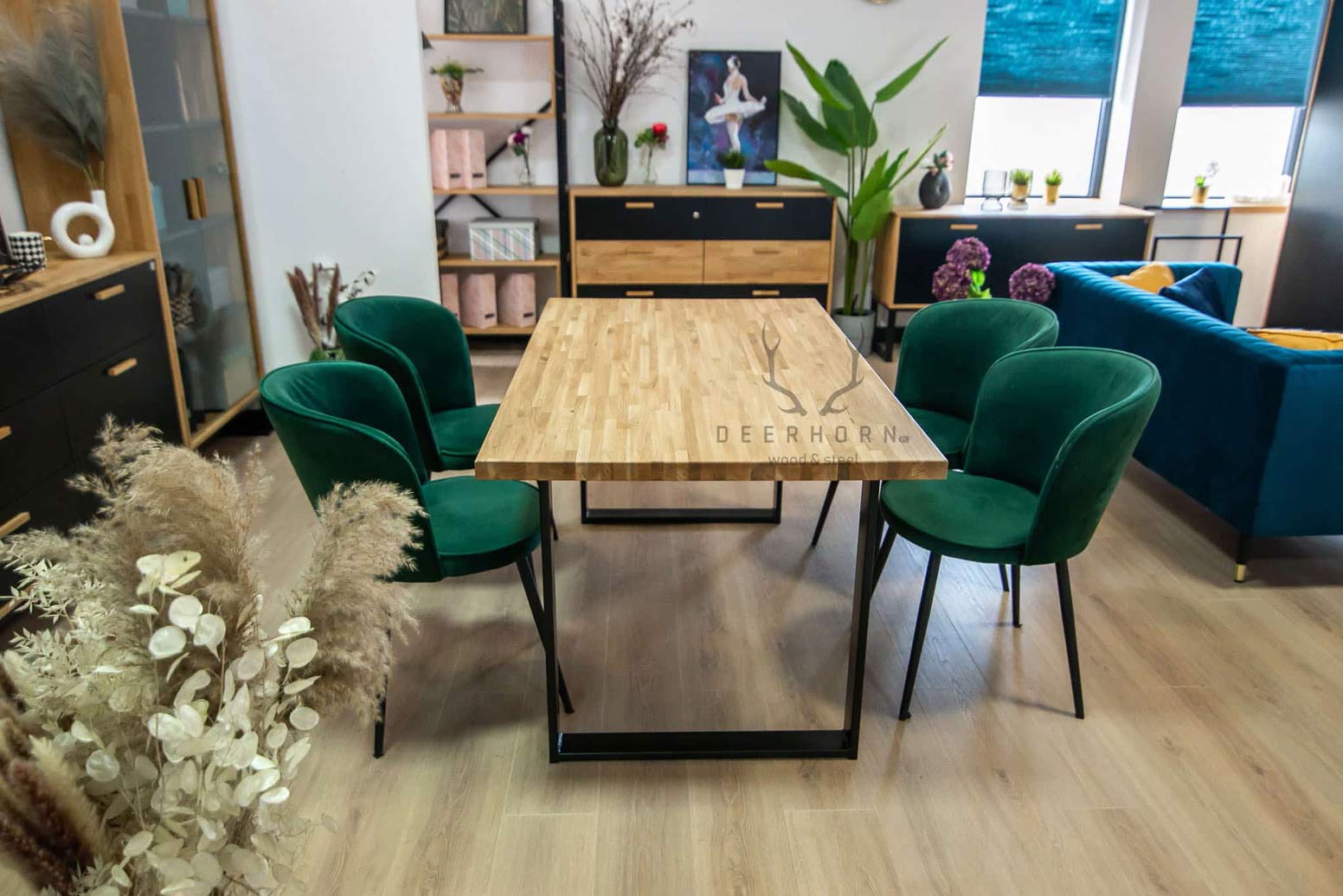 Loft, industrieller Tisch aus Holz und Metall