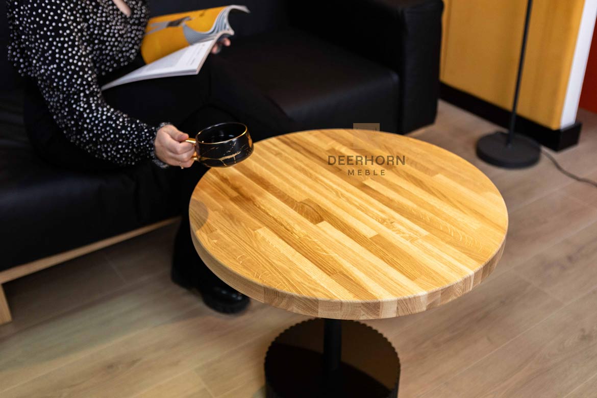 Couchtisch aus Eiche mit kanneliertem Sockel