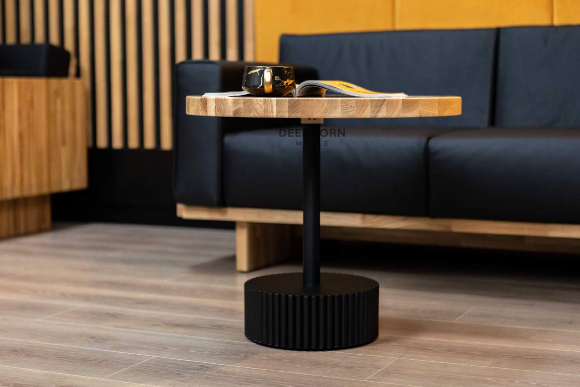 Couchtisch aus Eiche mit kanneliertem Sockel