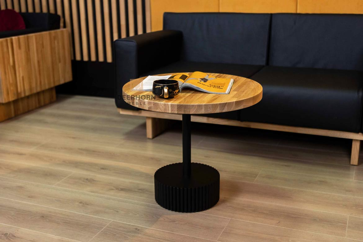 Couchtisch aus Eiche mit kanneliertem Sockel