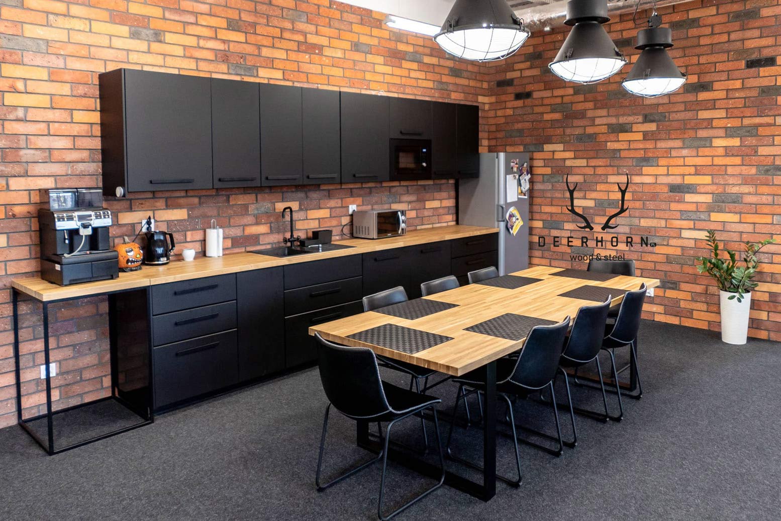 Tisch mit Holzplatte 250x100cm für acht Personen