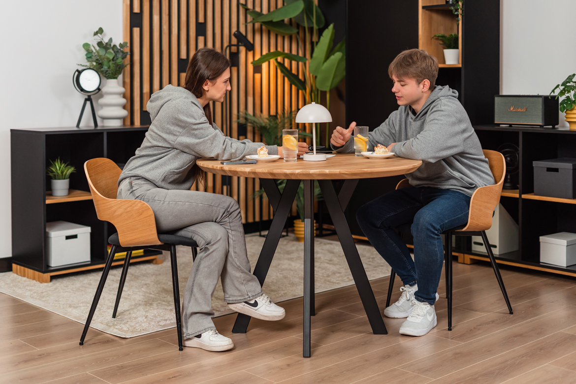 Runder Tisch aus Eiche in Naturfarbe