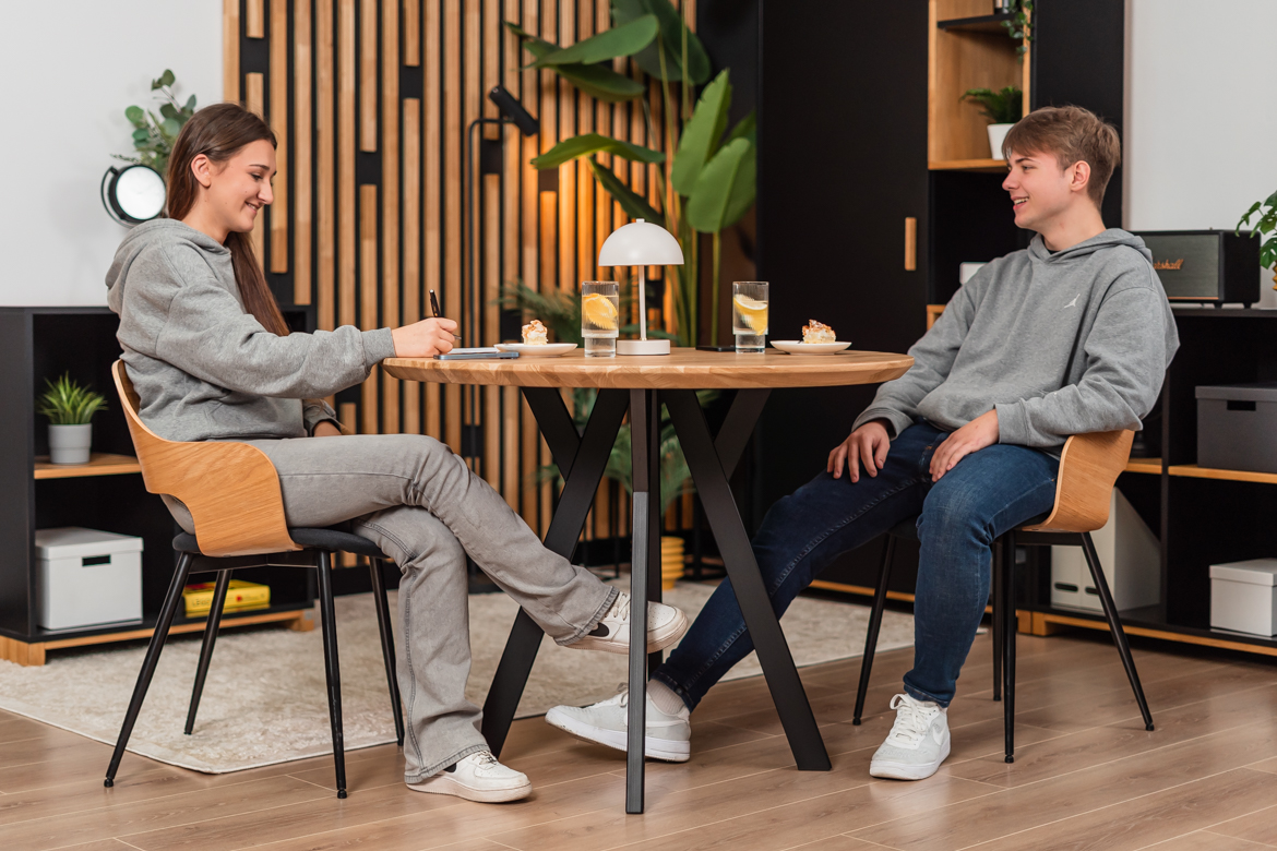 Runder Tisch aus Eiche in Naturfarbe
