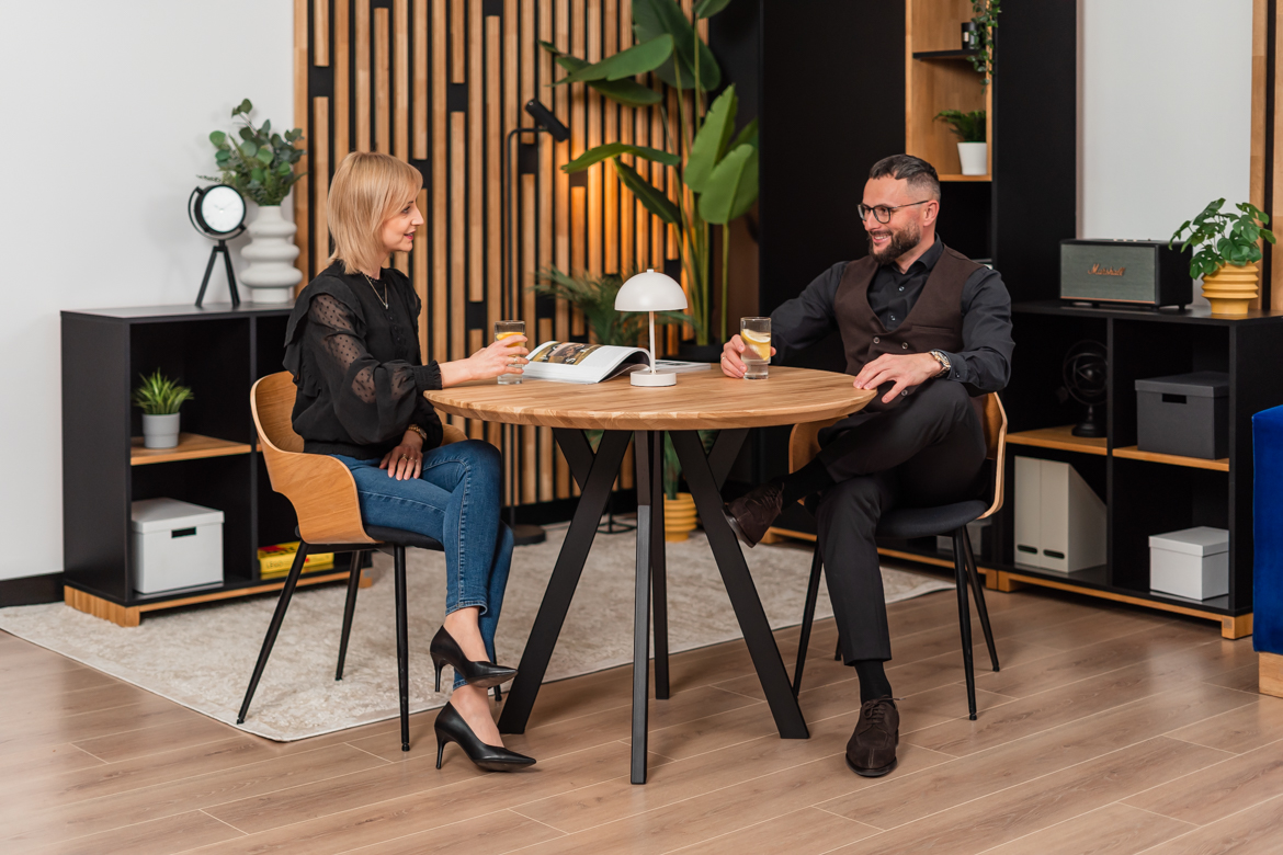Runder Tisch aus Eiche in Naturfarbe